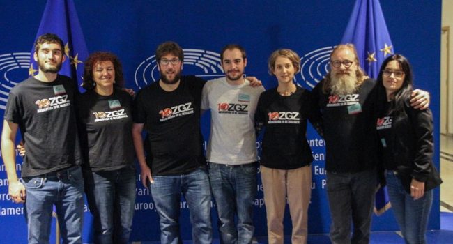 Urban y Albiol junto a los representantes de la plataforma por la absolución de ‘Los 10 de Zaragoza’ desplazados a Bruselas. Foto:  @Absolucion10ZGZ
