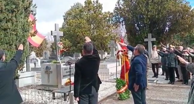 Saludos fascistas durante un homenaje a la División Azul.
