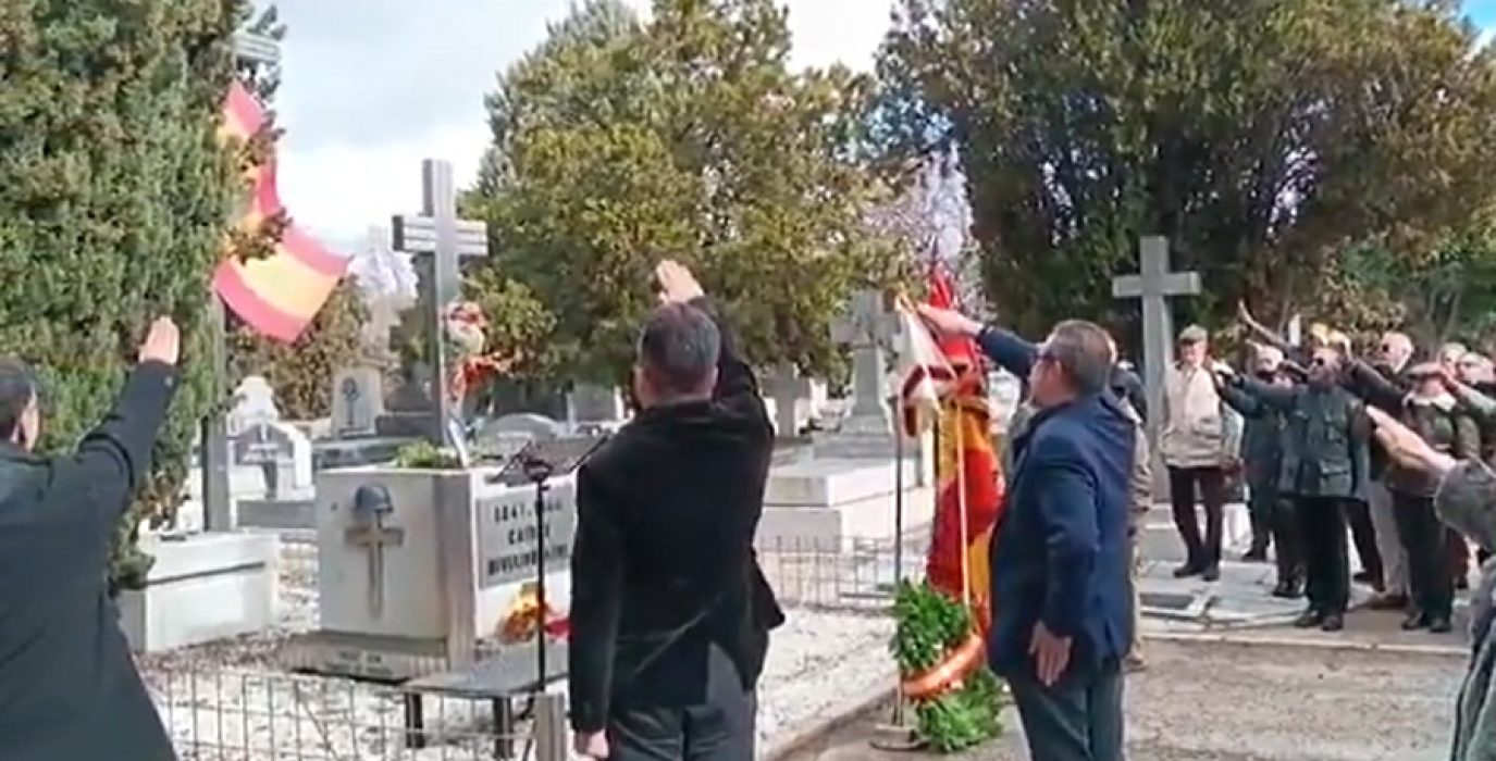 Saludos fascistas durante un homenaje a la División Azul.