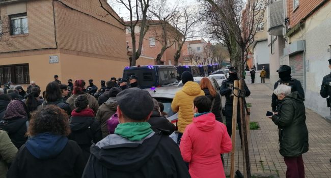 Vecinas y vecinos de Torrero y activistas de la PAH tratan de frenar el desahucio de Hamza | Foto: AC El Cantero