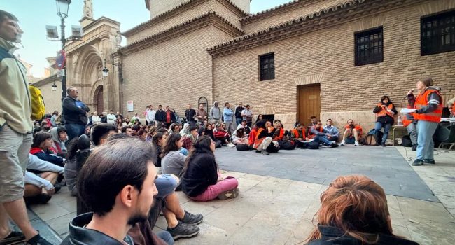 Asamblea del Sindicato de Inquilinas de Zaragoza en la plaza San Pablo, este jueves 8 de octubre | Foto: Myriam Thorn (@lathorn)