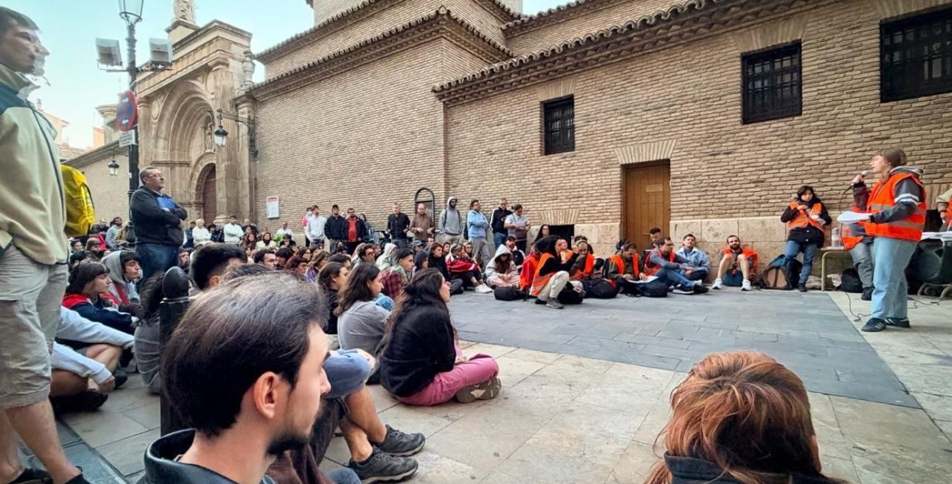 Asamblea del Sindicato de Inquilinas de Zaragoza en la plaza San Pablo, este jueves 8 de octubre | Foto: Myriam Thorn (@lathorn)