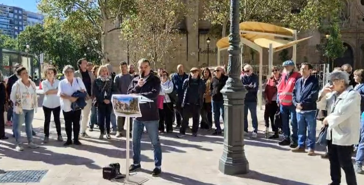 Lectura del manifiesto vecinal en la plaza de San Miguel | Foto: Plataforma San Miguel