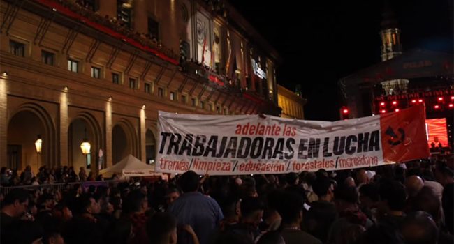 Pancarta de la CJS desplegada en el pregón de los Pilares 2026.