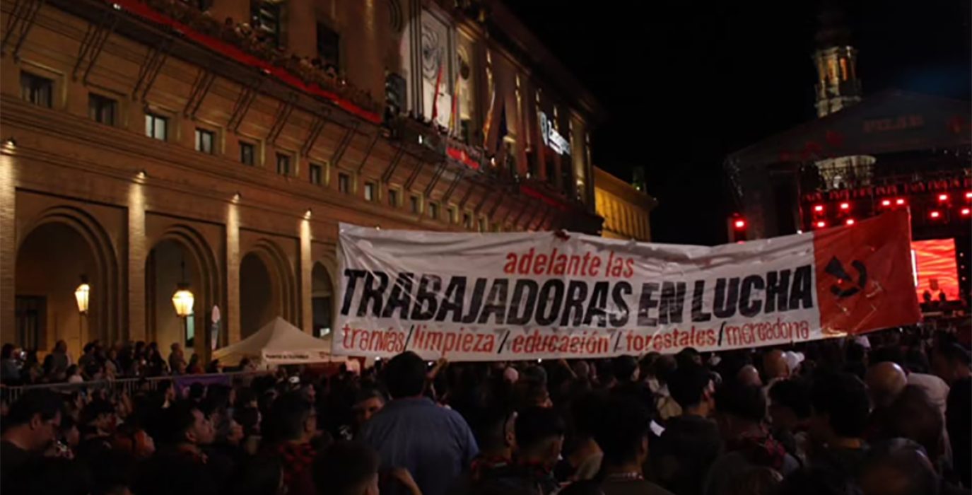 Pancarta de la CJS desplegada en el pregón de los Pilares 2026.
