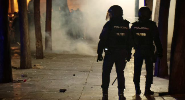 Agentes de la Policía Nacional durante las cargas en el entorno de Unizar, el jueves 22 de octubre | Foto: Frantic St Anger / AraInfo
