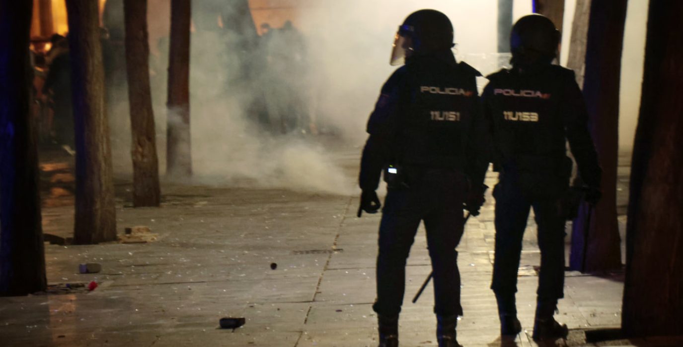 Agentes de la Policía Nacional durante las cargas en el entorno de Unizar, el jueves 22 de octubre | Foto: Frantic St Anger / AraInfo