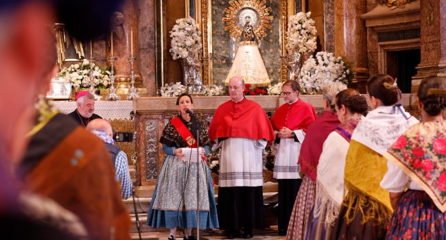 La alcaldesa de Zaragoza, Natalia Chueca, durante uno de los actos religiosos de los pasados Pilares | Foto: Miguel G. García / AZ