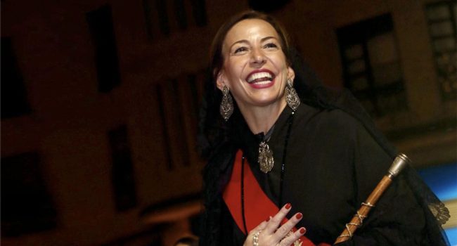 La alcaldesa de Zaragoza, Natalia Chueca, durante el Rosario de Cristal el pasado domingo | Foto: Daniel Marcos (AZ)