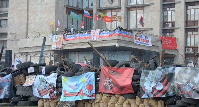 Barricada en el edificio de la Administración Estatal de Donetsk, con pancartas que muestran consignas anti-occidentales.