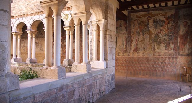 Claustro de la Colegiata de Santa María la Mayor en Alquezar, inmatriculada por la Iglesia.