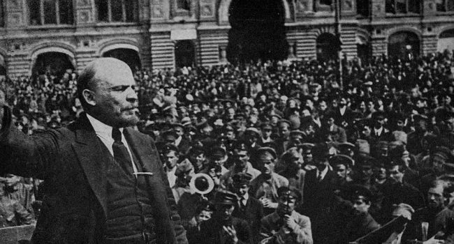 Vladímir Ilich Uliánov, Lenin, en un discurso. (1917-1918). Foto: Boni and Liveright, NY, 1921.