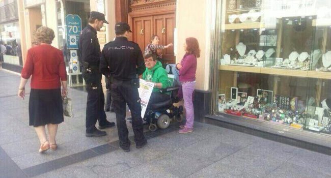 Dos agentes conversan con Antonio Aramayona esta mañana
