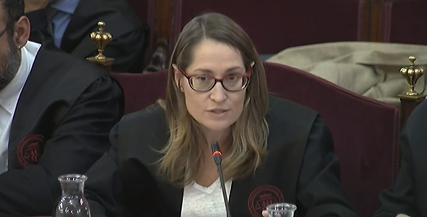 Marina Roig, abogada de Jordi Cuixart, durante la exposición de su informe final en la última sesión del juicio contra el procés.
