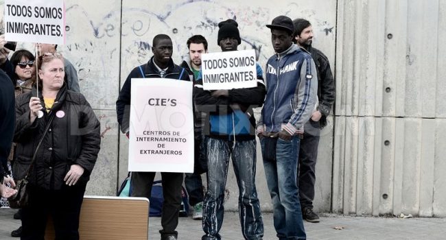 1364158082-protest-over-closure-of-cies-in-aluche-neighborhood-of-madrid_1903695