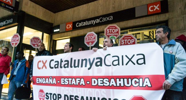 Stop Desahucios frente a la oficina de Caixa Catalunya en el Coso de Zaragoza. Foto: Pablo Ibañez (AraInfo) [Galería]