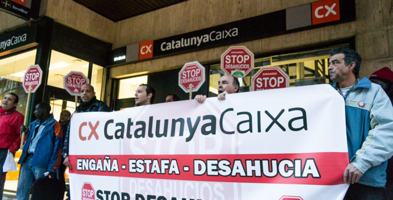 Stop Desahucios frente a la oficina de Caixa Catalunya en el Coso de Zaragoza. Foto: Pablo Ibañez (AraInfo) [Galería]