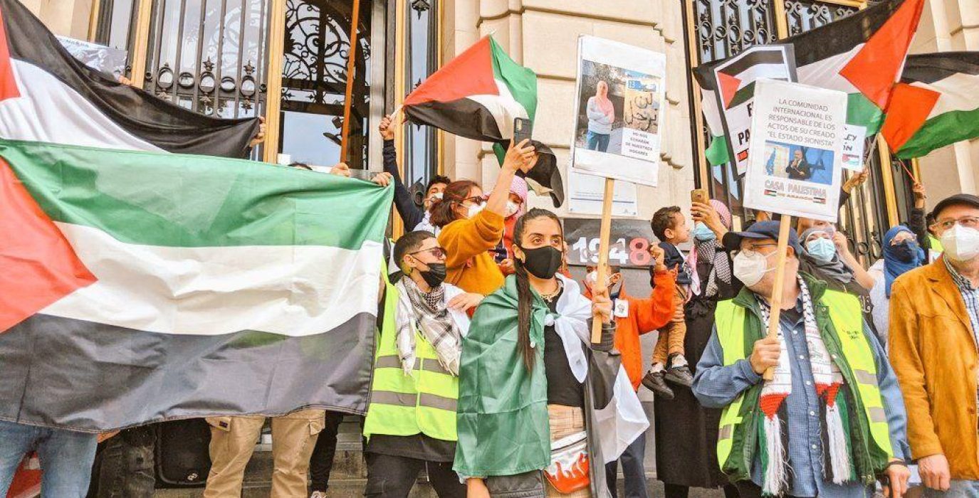 Manifestantes en una concentración en Zaragoza ondean banderas de Palestina, rojas, verdes, blandas y negras en apoyo al pueblo palestino en paraninfo