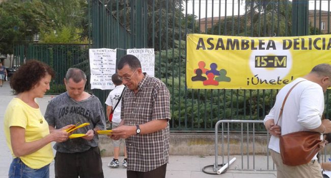 Mesa informativa del 15M Delicias en las fiestas del barrio. Foto: Asamblea 15M Delicias