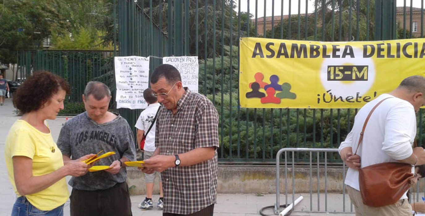 Mesa informativa del 15M Delicias en las fiestas del barrio. Foto: Asamblea 15M Delicias