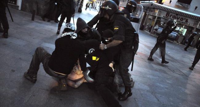 Una de las detenciones del 15 de mayo de 2011, perpretrada por policías de paisano y UIP. Foto: Álvaro Minguito