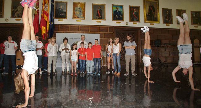 Gimnastas del Flip Flap haciendo una demostración en el Ayuntamiento de Zaragoza. Foto: AZ