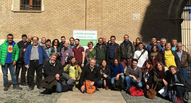 Foto de grupo de los participantes en el Foro contra la reapertura de Garoña.