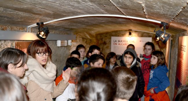 Momento de la visita al refugio antiaéreo de Alcanyiz.