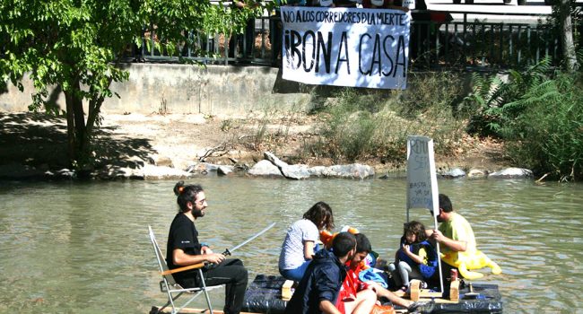 Pancarta colocada en una de las riberas del Canal. Foto: AraInfo