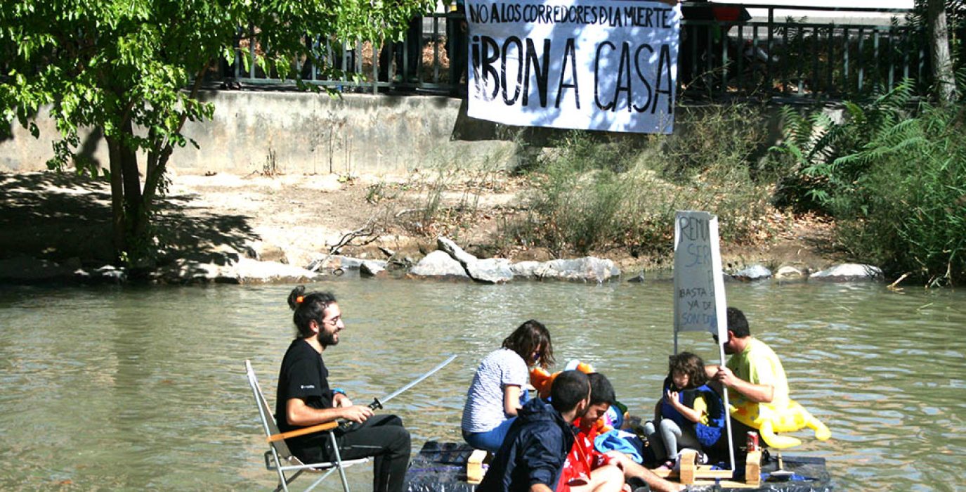 Pancarta colocada en una de las riberas del Canal. Foto: AraInfo