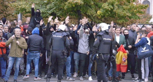 Ultraderechistas haciendo el saludo nazi en Zaragoza el pasado viernes. Foto: Pablo Ibáñez (AraInfo)