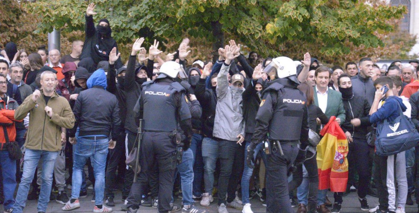 Ultraderechistas haciendo el saludo nazi en Zaragoza el pasado viernes. Foto: Pablo Ibáñez (AraInfo)
