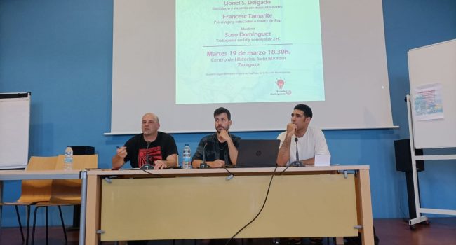 Suso Domínguez, Lionel S. Delgado y Francesc Tamarite, durante el acto de Escuela Municipalista | Foto: AraInfo