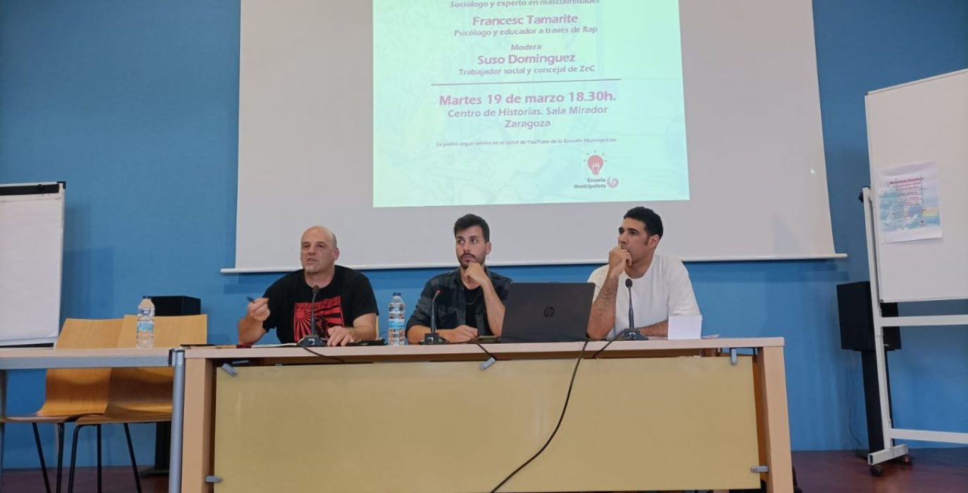 Suso Domínguez, Lionel S. Delgado y Francesc Tamarite, durante el acto de Escuela Municipalista | Foto: AraInfo