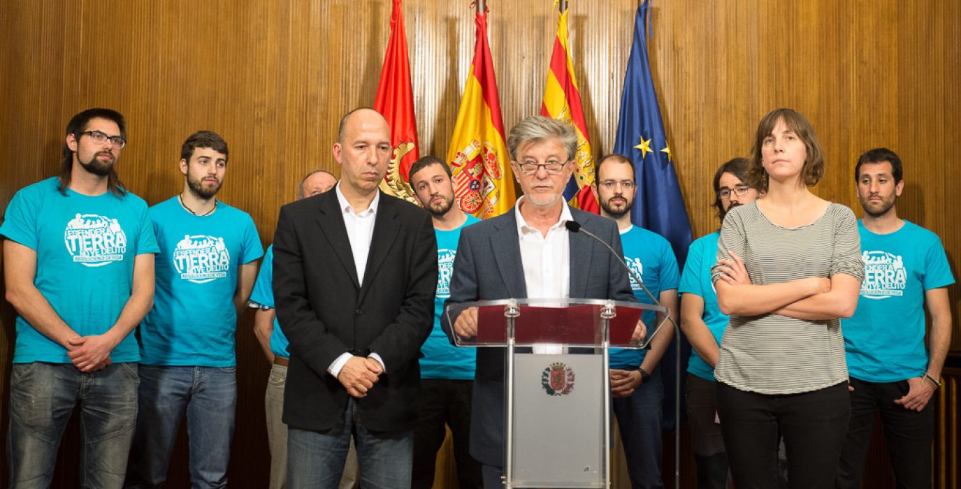 Santisteve, Artigas y Asensio con 7 de los 8 de Yesa en el Ayuntamiento. Foto: Pablo Ibáñez (AraInfo)