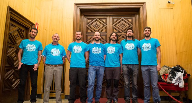 7 de los 8 de Yesa recogiendo el apoyo del Ayuntamiento de Zaragoza. Foto: Pablo Ibáñez (AraInfo)