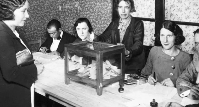 Una mujer votando por primera vez en las elecciones generales de 1933 en Sarriá (Barcelona).