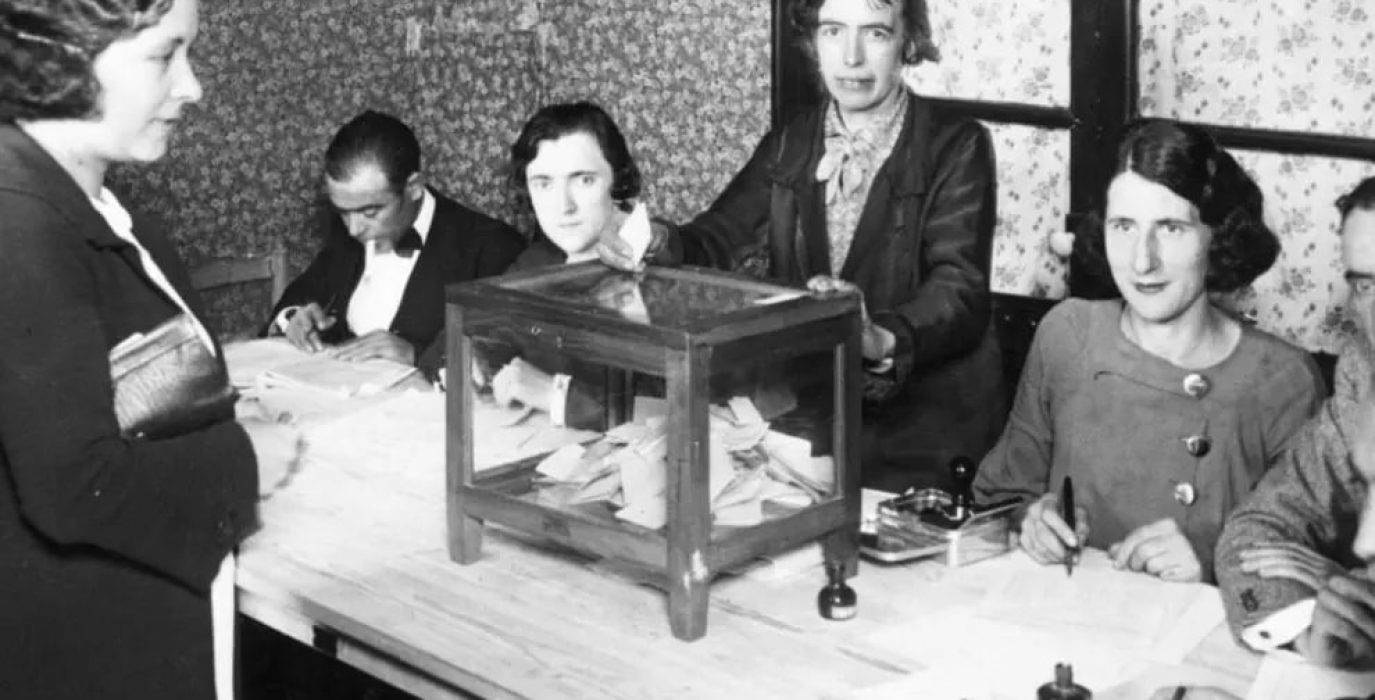 Una mujer votando por primera vez en las elecciones generales de 1933 en Sarriá (Barcelona).