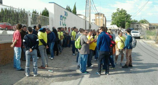 La plantilla se concentra en las puertas de FCC esperando al comité. Foto: CGT Jardinería