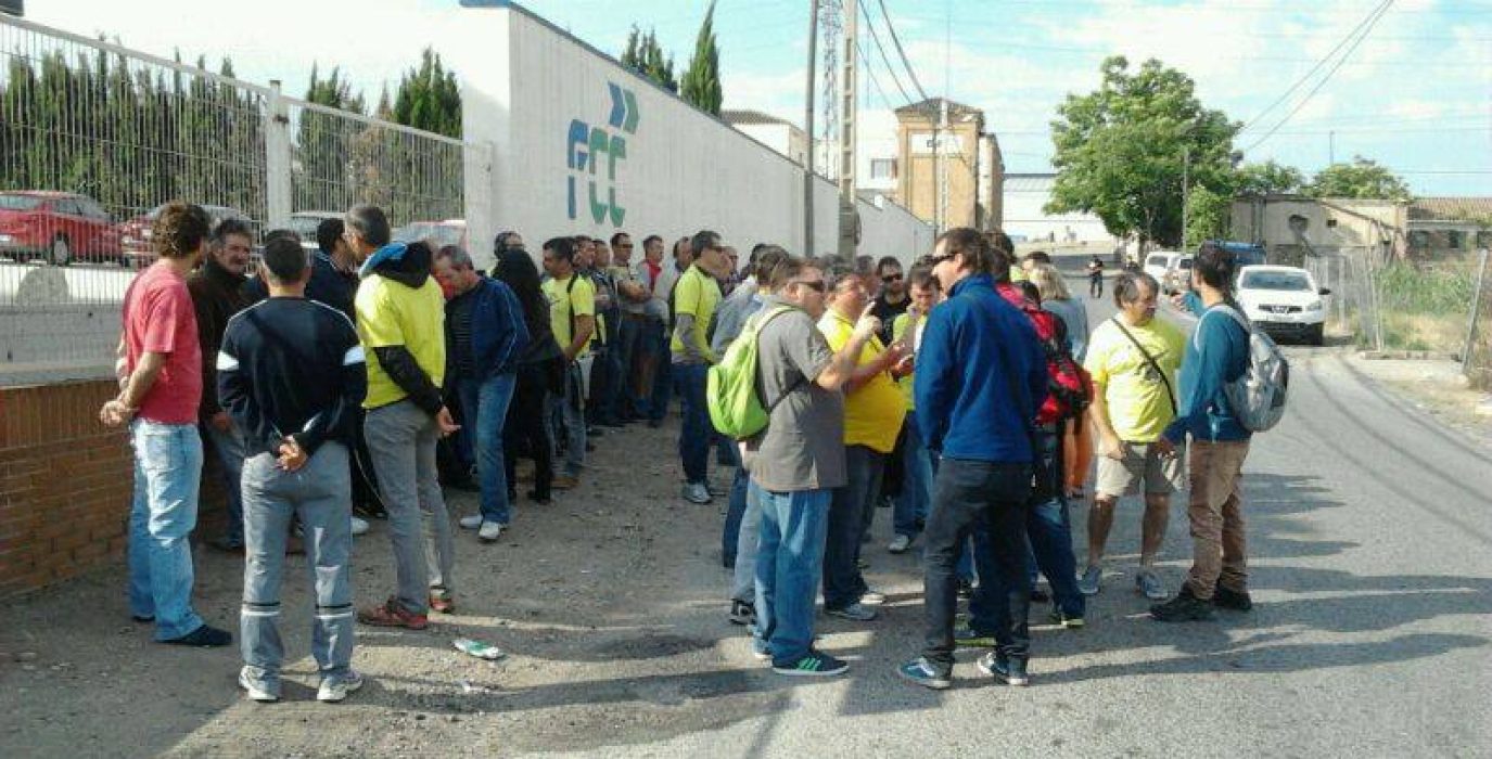 La plantilla se concentra en las puertas de FCC esperando al comité. Foto: CGT Jardinería