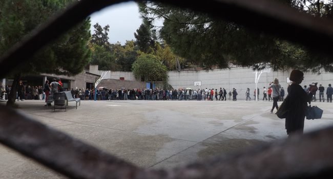 Colas en los colegios electorales en Catalunya. Foto: Albert Alexandre