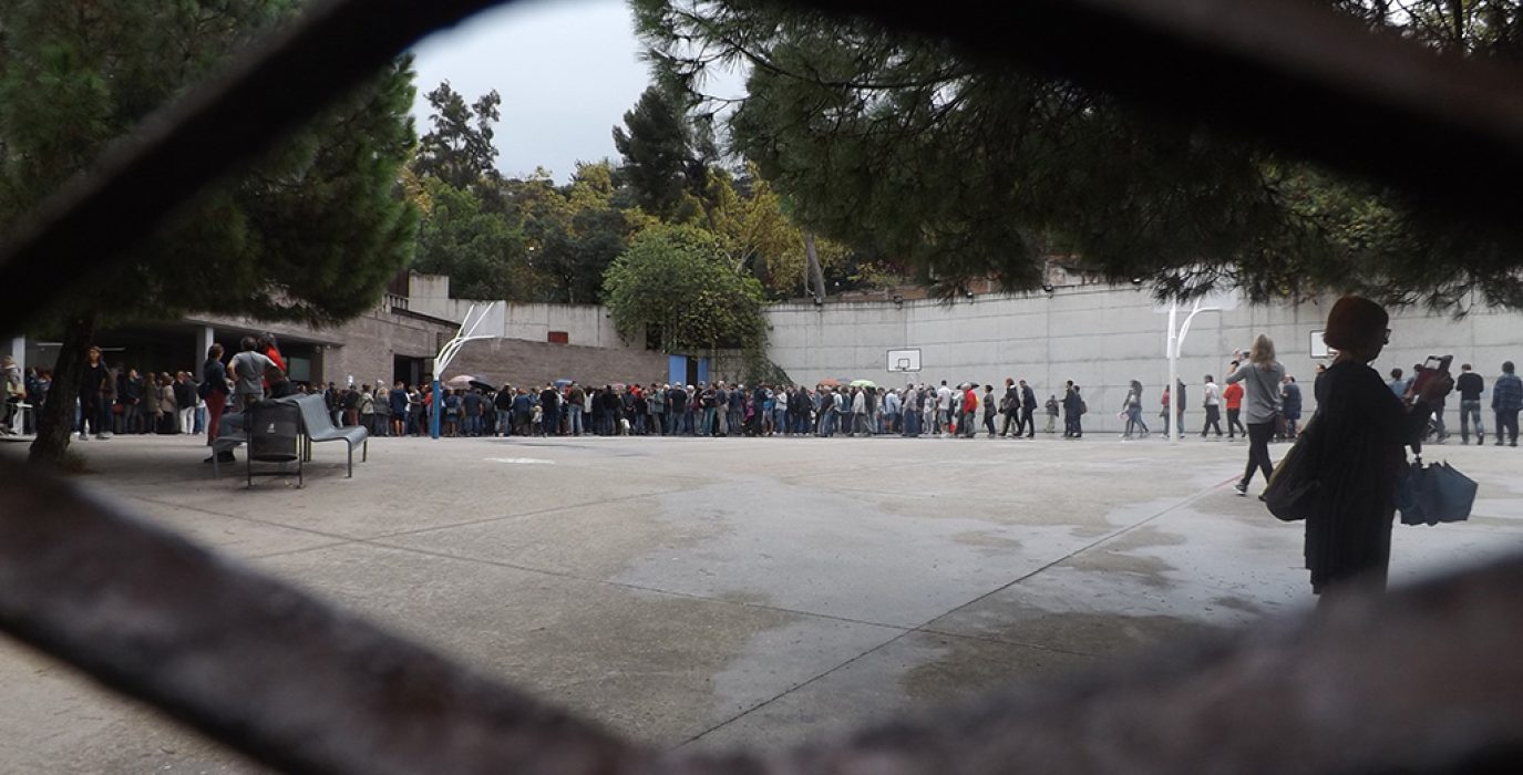 Colas en los colegios electorales en Catalunya. Foto: Albert Alexandre