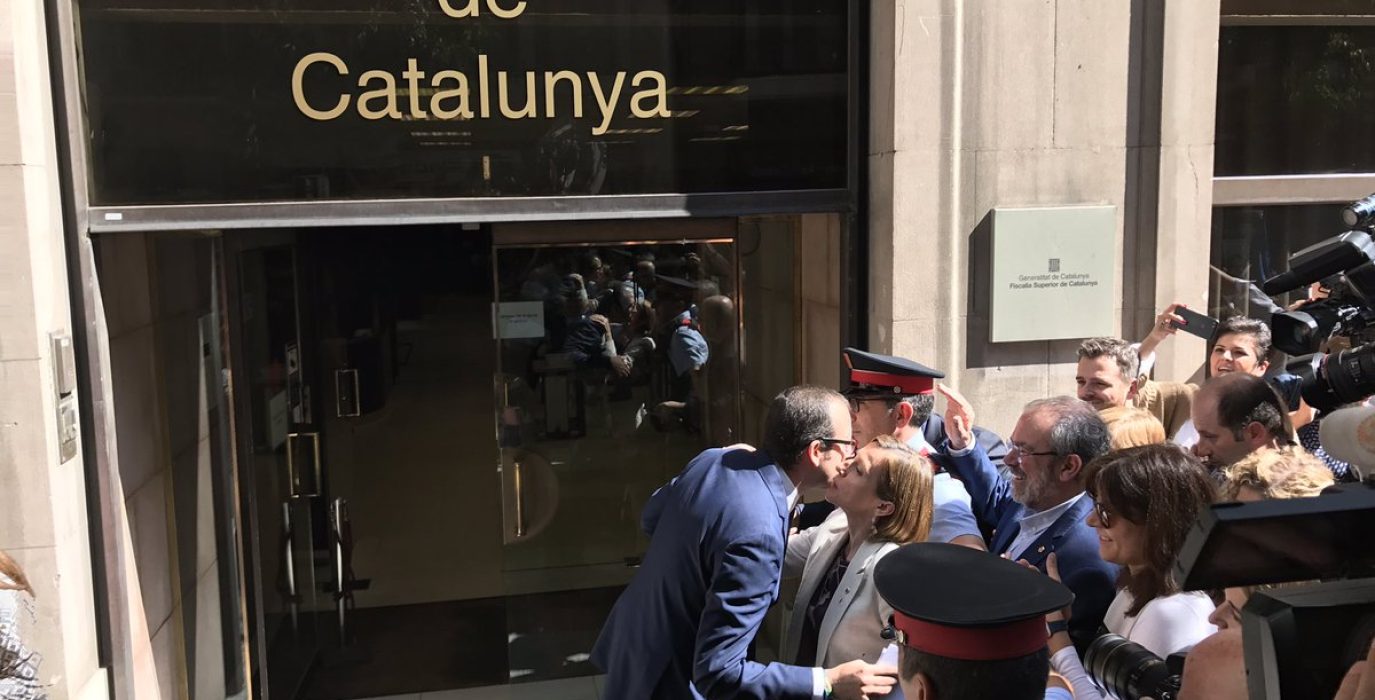 Forcadell junto al alcalde de Mollerussa, Marc Solsona, al salir del TSJC. Foto: @ForcadellCarme