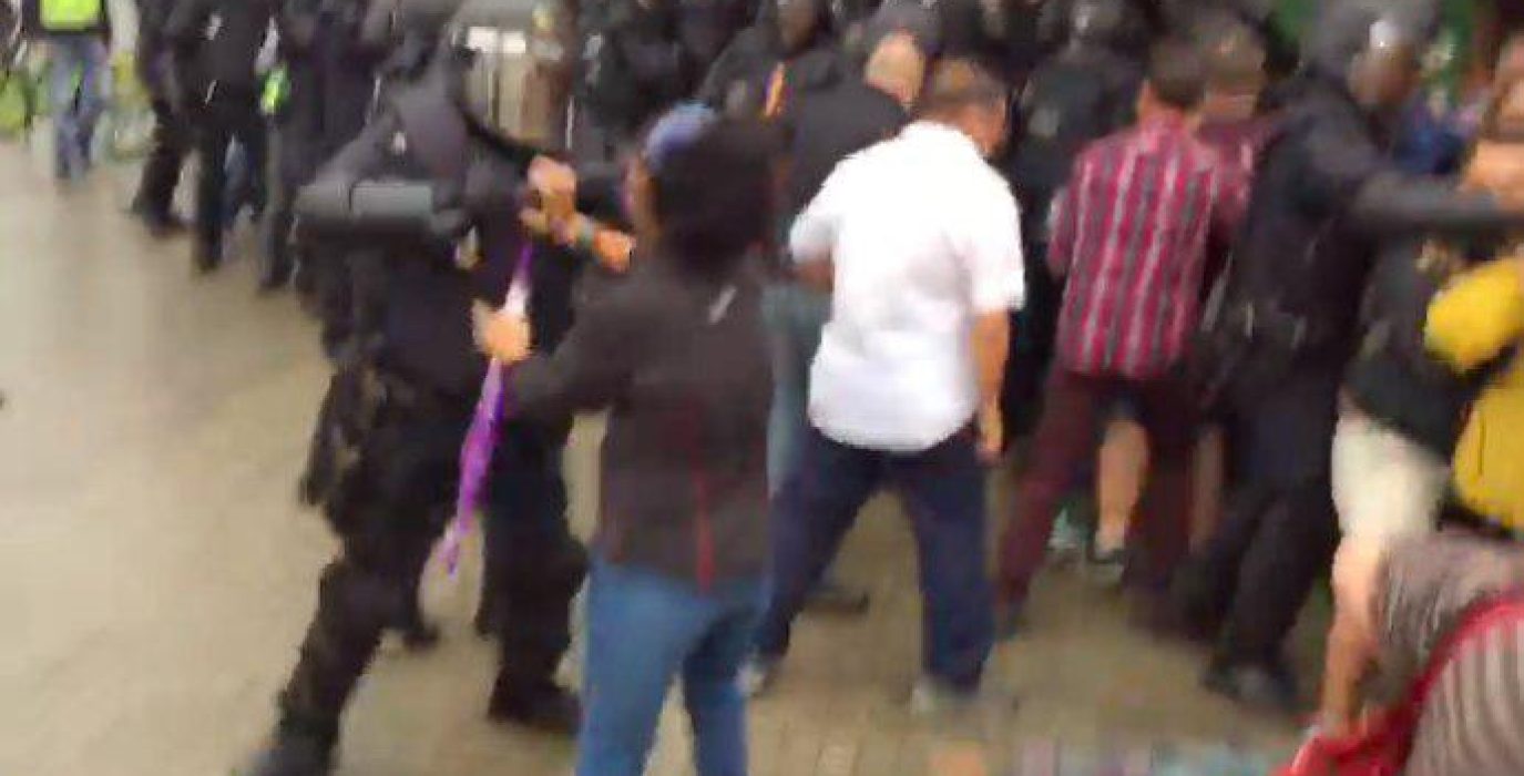 Captura de vídeo de  @AgenciaUO en la que se ve a un agente de policia golpeando a una manifestante en la cara con la porra.
