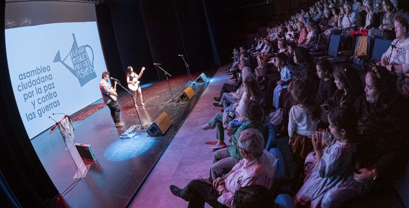 El Teatro de las Esquinas se quedó pequeño para el acto de la Asamblea Ciudadana por la Paz y contra las Guerras de Zaragoza | Foto: Luis Lorente