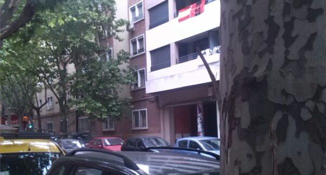 Las banderas que pudieron generar el conflicto colgadas en uno de los balcones