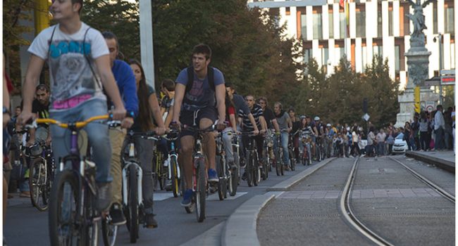 Miles de ciclistas tomaron el Paseo de la Independencia en protesta contra las multas. Foto: Primo Romero