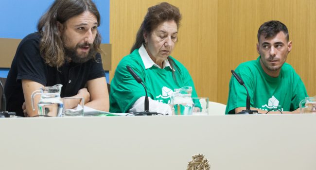 Pablo Híjar junto a representantes de las familias que viven en un edificio del barrio de Santa Isabel a punto de ser desahuciados. Foto: Daniel Marcos.