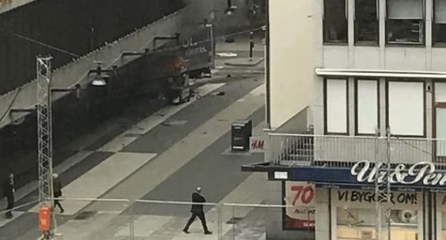El camión ha terminado empotrado en unos bajos comerciales.