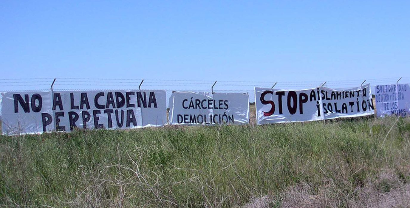 Pancartas frente a los muros de Zuera.